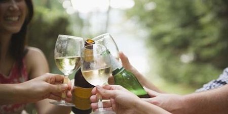 Los hombres beben menos y las mujeres beben más... en el matrimonio