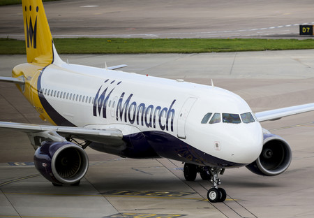 Nuevo caos en los aeropuertos: Monarch suspende todos sus vuelos 