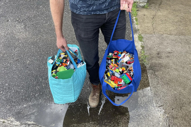 Solo iba a tirar unas botellas vacías. Al hacerlo se encontró con dos bolsas llenas hasta arriba de piezas y figuras de LEGO