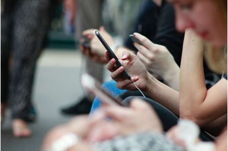 Se demuestra que si alguien coge su smartphone en una situación social nosotros también tenderemos a hacerlo