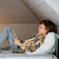 Si estás pensando en dejar a los niños solos en casa, esto es lo que debes saber primero