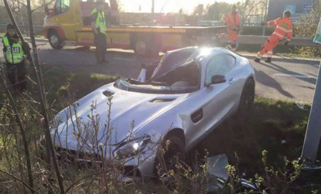 Dolorpasión™: un Mercedes-AMG GT S y una farola en el camino