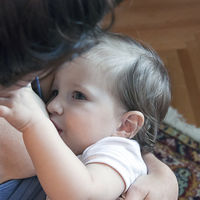 El 'aguachirri' que producen las mujeres en sus pechos a partir de los 6-12 meses aporta más energía que la leche de vaca