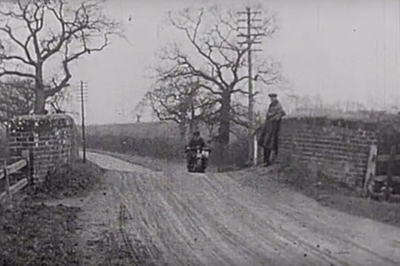 A saltos, en pistas de tierra y sin casco: así se probaban las motos de hace cien años