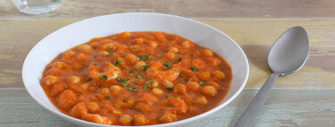 Receta de garbanzos con langostinos, un potaje marinero para darle a la cuchara todo el año