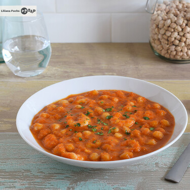 Receta de garbanzos con langostinos, un potaje marinero para darle a la cuchara todo el año