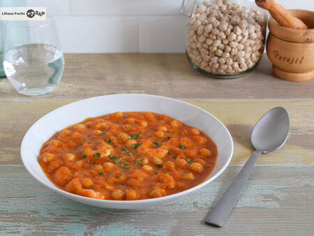 Receta de garbanzos con langostinos, un potaje marinero para darle a la cuchara todo el año