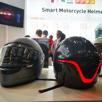 Una marca española quiere revolucionar la seguridad en moto: un casco inteligente con cámaras y comunicación lumínica 