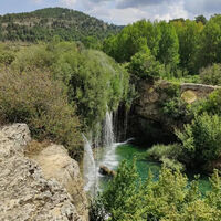 Este pueblo de 48 habitantes esconde el secreto mejor guardado de Aragón: una piscina natural con cascadas impresionantes en la que te puedes bañar 