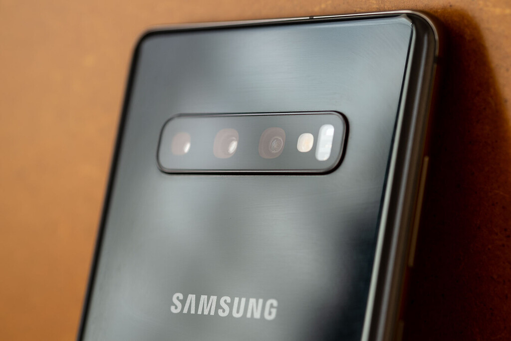 Cómo cambiar el fondo y el aspecto en la pantalla de llamada en los teléfonos Samsung con One UI 3.0