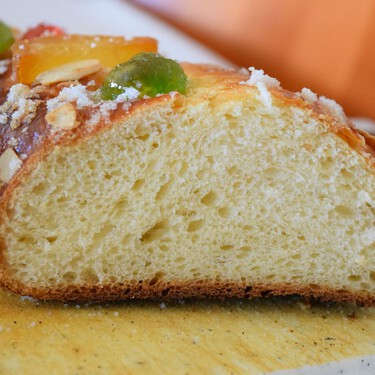 El truco de experta panadera para cortar el roscón de Reyes que ayuda a mantener la miga tierna y esponjosa