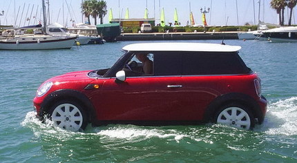 El Mini milagroso que consigue caminar sobre las aguas