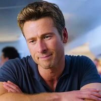 "Su cara es tóxica". Aquella vez que un actor cancelado quiso sacarse una foto con Glen Powell y la cosa se puso rara de más 