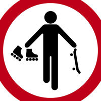 Qué significa la señal de una persona cargando patines y patineta y qué debes hacer si te la encuentras 
