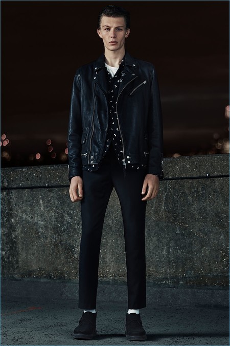 AllSaints hace lucir chic llevar calcetines blancos