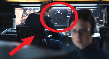 Pausa La Primera Pelicula De Avengers En El Minuto 54 Con 17 Segundos Y Veras A Un Personaje Jugando Un Clasico De Los Arcades