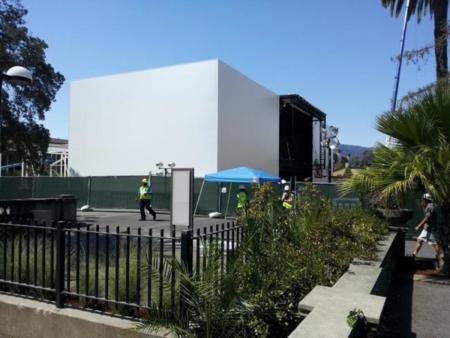 Algo especial va a ocurrir: Apple construye una estructura de tres pisos en el recinto de la keynote
