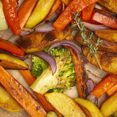 El secreto para hacer las mejores verduras asadas tiene mucho que ver con la bandeja sobre las que las cocinas 