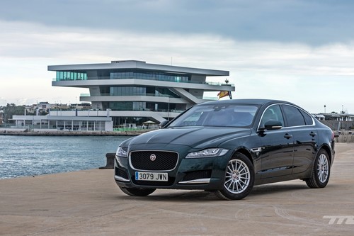 Probamos el Jaguar XF, la lujosa y confortable berlina británica sin miedo a la tríada alemana