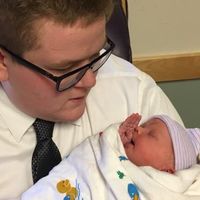 Un joven se convierte en sensación al vestirse de traje para ir a conocer a su sobrina recién nacida