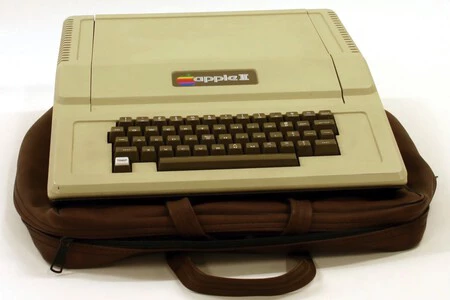Apple II は、プロ向けだけでなく家庭向けにも販売されたコンピューターの先駆者です。