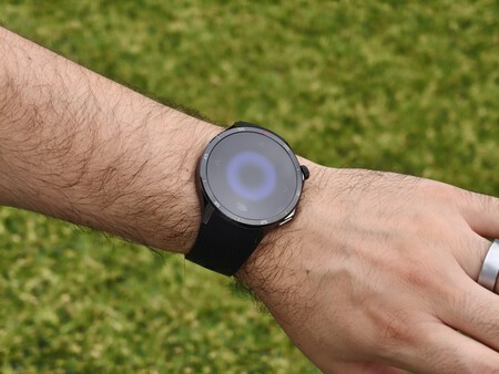 Con este joystick virtual podemos controlar el móvil y hacer scroll por TikTok, por ejemplo | Imagen: Xataka