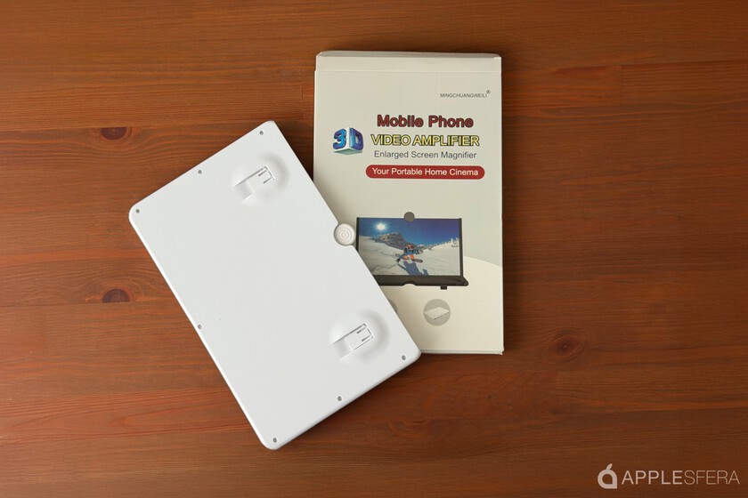 No me dejaban de salir anuncios de una "lupa" para ver más grande los vídeos del iPhone. Así que la he comprado (y la he probado)