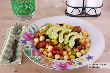 Ensalada de garbanzos con maíz y aguacate. Receta saludable