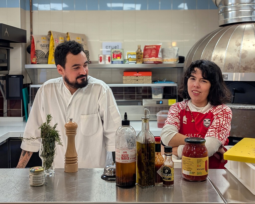 Oura Pizza, la joven pizzería de Santiago donde el borde de la masa importa tanto como todo lo que lleva encima 