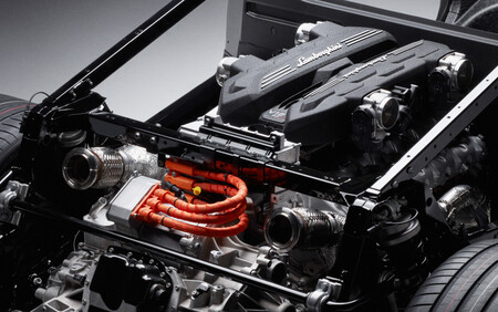Motor V12 de lamborghini apoyado en sistema eléctrico