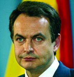 Zapatero pide patriotismo a los que critican la economía.