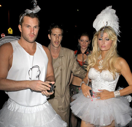 Paris Hilton termina la noche de Halloween con una gran bronca