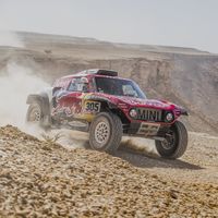 Carlos Sainz asesta un golpe letal al Dakar 2020 y Fernando Alonso vuelca tratando de superar una duna