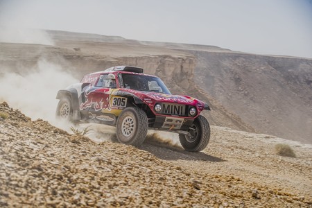 Carlos Sainz asesta un golpe letal al Dakar 2020 y Fernando Alonso vuelca tratando de superar una duna