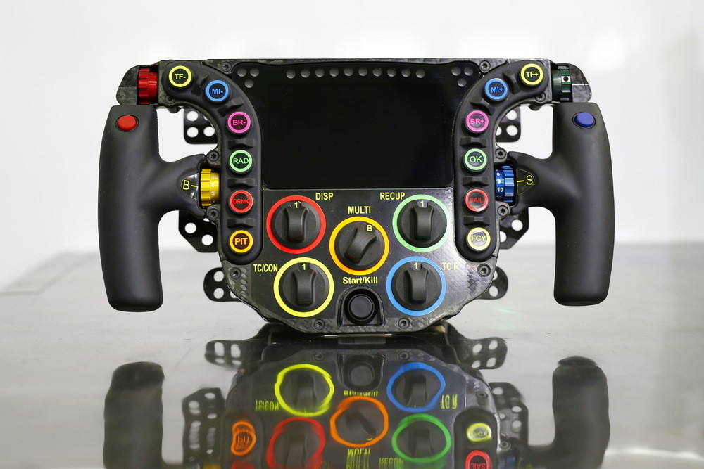 ¿Para qué sirven los 24 botones y seis levas del volante del Porsche 919 Hybrid? Te lo descubrimos