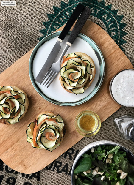 Flores de hojaldre, salmón y calabacín: receta fácil, rápida y lucida con vídeo incluido