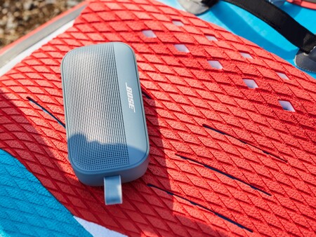 Este es el Bose SoundLink Flex, un altavoz portátil Bluetooth a prueba de manazas que incluso flota en el agua