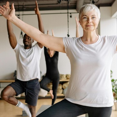 Ni pesas ni pilates: este es el ejercicio que debes hacer a partir de los 50 para ganar masa muscular fácilmente