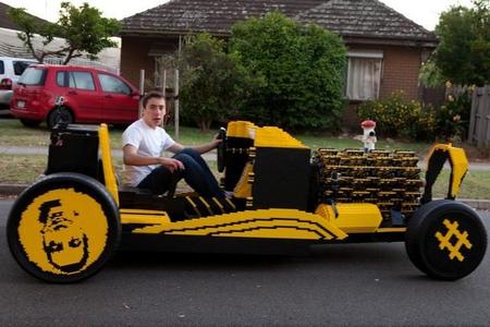 Increíble coche a escala real impulsado por aire y fabricado con piezas de Lego