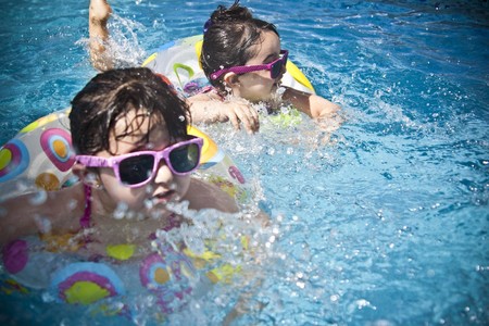 Guía de piscinas para el jardín: refréscate este verano en tu propia casa ahorrando