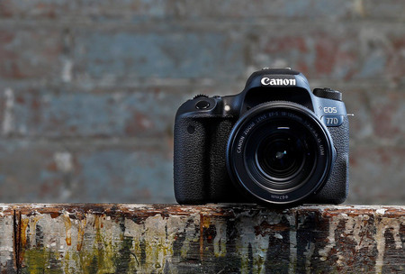 Canon EOS 77D, Nikon D3500, Sony A6000 y más cámaras, objetivos y accesorios en oferta: Llega Cazando Gangas