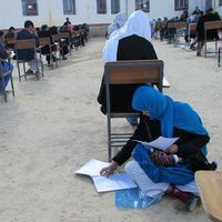 La preciosa fotografía de una madre afgana amamantando a su bebé durante un examen de admisión