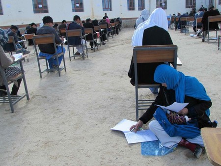 La preciosa fotografía de una madre afgana amamantando a su bebé durante un examen de admisión