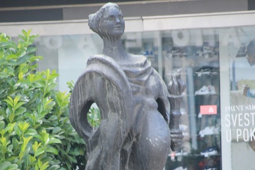 Esta estatua en Serbia no está embarazada: homenajea la primera carrera de relevos