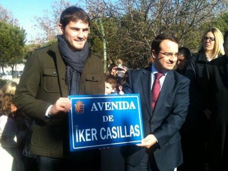 Avenida con su nombre, portadón y casa nueva. Iker Casilas está que se sale