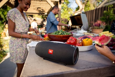 El altavoz JBL Xtreme, ideal para playa y piscina al ser resistente al agua, está rebajado a 149,90 euros en Amazon