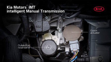 Kia ha creado un embrague electrónico para convertir en mild hybrid sus coches con caja de cambios manual