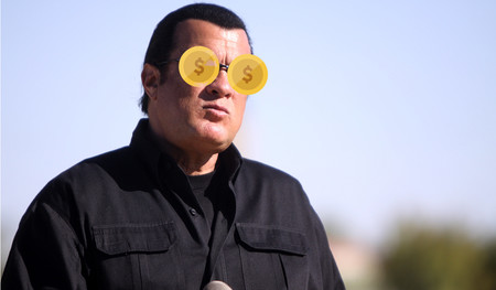 314.000 dólares de multa a Steven Seagal tras promocionar una criptomoneda sin revelar que le habían pagado por ello