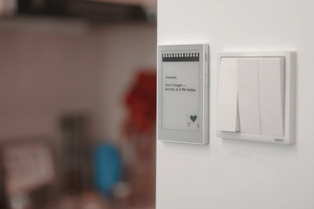 Han llevado la tinta electrónica a las notas de papel y es una chulada. Puedes grabar mensajes de voz para que los lea toda la familia 
