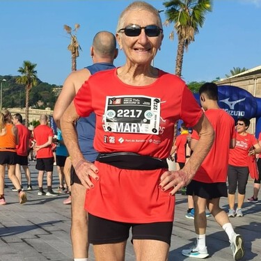 Esta mujer de Barcelona tiene 80 años y corre maratones de 42 kilómetros: empezó a correr tras jubilarse y la clave de su forma física está en lo que desayuna 